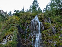 Der Leitibach ergiesst sich über ein Felsband. : Lötschenpass