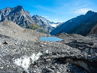 An der Gletscherzunge des Lötschengletschers hat sich ein kleiner See gebildet. : Lötschenpass