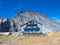 Das wuchtige Balmhorn (3698 m) über der Lötschenpasshütte (2690 m) : Lötschenpass