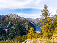 Tief unten winkt der Stausee Lago del Sambuco. Wir steigen von Fusio nach Vacarisc die Fuori, wo wir den linken Aufstieg via Corte del Sasso wählen. : Tessin