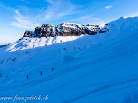 Ende März hat  Frau Holle nochmals ordentlich die Betten gemacht und es herrschten ideale Verhältnisse für eine Schneeschuhtour auf den Lauchernstock (2639 m) im Engelbergertal. Die Luftseilbahn bringt uns in wenigen Minuten von Oberrickenbach auf die Bannalp, wo das Abenteuer beginnt. : Schneeschuhtour Lauchernstock