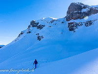 Wir queren nun unter dem Gipfelaufbau des Lauchernstocks nach Westen. Im Hintergrund der Ruchstock, mit 2813 m noch etwas höher. : Schneeschuhtour Lauchernstock