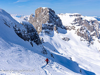 Der Schlusshang hat es nochmals in sich; im Hintergrund der Gross Sättelistock (2637 m). : Schneeschuhtour Lauchernstock