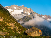 Um halb 7 starten wir beim Staudamm des Göscheneralpsees unsere Bergtour auf den Lochberg (3078 m). Just bei der Abzweigung zur Lochberglücke geht die Sonne auf und taucht die Dammakette (Dammastock, 3630 m) in sanftes Morgenlicht. : Lochberg