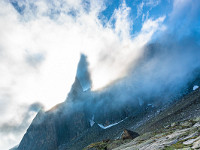 Mystisch: Der Feldschijen wirft einen langen Schatten. : Lochberg