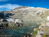 Beim Älprigensee gibt's eine Znünipause. Im Bild der Lochberg, dessen Überschreitung wir bei der Lochberglücke starten (links im Bild). : Lochberg