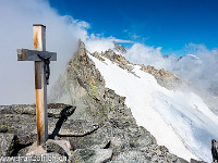 Der Lochberg-Ostgipfel (3040 m) mit seinem schönen Kreuz. : Lochberg