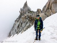 Der Weiterweg zum Mittelgipfel (3078 m) hat es in sich: Man traversiert nun in die Nordostflanke, um die folgenden Türmchen zu umgehen. Weil sich der Gletscher in den letzten Jahren stark zurückgezogen hat, ist die steile Flanke sehr brüchig. Doch es gibt immer eine Lösung und mit einmal kurz Abseilen stehen wir auf dem Gletscher. : Lochberg