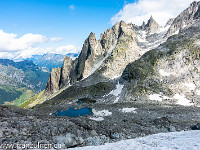 Über den Gletscher und geschliffene Granitplatten geht's nun hinunter direkt zum Älprigensee. : Lochberg