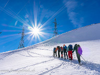 Im Bereich Chäseren queren wir die Hochspannungsleitungen. : Schneeschuhtour Mändli