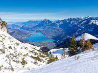 Tief unten winkt der Sarnersee. : Schneeschuhtour Mändli