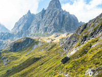 Stolz thront der Mäntliser über der Leutschachütte. Für den morgigen Tag nehmen wir uns die Südostkante vor, der gemäss Führer etwas unterbewertet mit einer Schwierigkeit von 4a angegeben wird. Die Schlüsselstelle dürfte sich aber eher im Bereich 5a befinden, wie auch diverse Tourenbericht-Erstatter der Meinung sind ... : Mäntliser