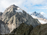 Wir haben den Vorgipfel des Mäntliser erreicht. Vor uns thront die Krönten (3108 m) und rechts hinten der Gross Spannort (3198 m). : Mäntliser