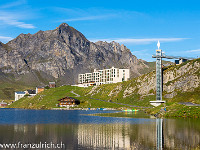 Neu und alt treffen sich: Die Frutt Lodge und der Panoramalift setzen einen markanten Kontrapunkt zur Chalet-Idylle.