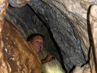 Die Mutigsten wagen sich sogar noch weiter; die gesamte begehbare Länge beträgt etwa 100 Meter. : Mondmilchloch, Pilatus