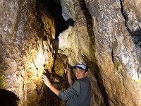 Nach etwa 65 m stehen wir vor dem ersten kleinen Wasserfall. Der Fels ist glitschig; dank einem Seil kann diese Steilstufe überwunden werden : Mondmilchloch, Pilatus