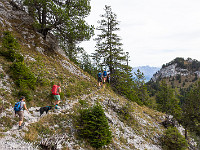 Wir starten bei der Lütoldsmatt und wandern via Schwandi und Fräkmünt zur Alp Birchboden. Dort biegen wir auf einen zuerst undeutlichen, rot markierten Pfad. : Mondmilchloch, Pilatus