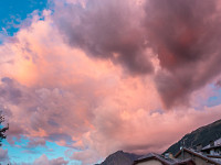 Wir machen einen kurzen Bummel durch Chamonix und geniessen die Farben am Himmel. : Abendrot, Chamonix