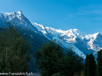 Anderntags fahren wir nach St. Gervais und weiter nach Les Contamines. Wir haben vor, den Mont  Blanc via Dômes de Miage und Aiguille de Bionnassay zu besteigen. Im Bild sind links die Aiguille du Midi (mit Bahnstation auf 3842 m), Mont Blanc (4808 m), Dôme du Goûter (4304 m) und ganz rechts der Sporn mit dem Refuge de l'Aiguille du Goûter, welche sich auf 3817 m befindet, zu sehen. : Aiguille du Midi, Chamonix, Dôme du Goûter, Mont Blanc