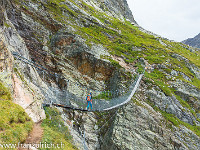 Beim Aufstieg zur Cabane des Conscrits des CAF werden wir vom angekündigten Gewitter zu einer stündigen Pause unter einem Felsvorsprung verdonnert, welcher glücklicherweise gerade am Wegesrand zu unseren Diensten stand. Auch eine luftige Hängebrücke gehört zum Inventar des Hüttenweges. : Hängebrücke, wandern
