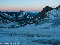 Anderntags machen wir uns frühmorgens auf den Weg zu den Dômes du Miage. Am Horizont zeigt sich der Himmel in zarten rosaroten Farben. : Glacier de Tré la Tête, Gletscher, Morgen, Morgendämmerung, rosarot