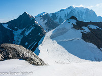 Rechts vorne im Bild der letzte Gipfel der Dômes du Miage, links die Aiguille de Bionnassay und rechts hinten der Mont Blanc. : Aiguille de Bionnassay, Dôme du Goûter, Dômes de Miage, Gipfel, Mont Blanc