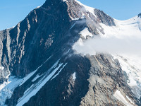 Aiguille de Bionnassay, mit 4052 m ein stolzer Gipfel. Tief unten im Sattel ist das Refuge Durrier (3356 m) zu sehen. : Aiguille de Bionnassay, Berghütte, CAF, Hütte, Refuge Durier, Südgrat