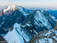 Nach einer geruhsamen Nacht im Refuge Durrier, haben wir kurz nach 7 Uhr die Kletterei am Südgrat der Aiguille de Bionnassay bereits hinter uns. Rechts im Bild die Dômes du Miage, links die Aiguilles de Tré la Tête. : Aiguilles de Tré la Tête, Dômes de Miage, Gipfel