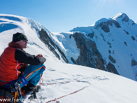 Von der Aiguille de Bionnassay steigen wir 170 Höhenmeter ab zum Col de Bionnassay und weiter Richtung Dôme de Coûter, wo wir eine kurze Pause einlegen. : Dôme du Goûter, Mont Blanc, Urs Steiner