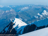 Im Bild die Aiguille de Coûter mit dem Refuge Coûter (3817 m). : Berghütte, CAF, Hütte, Refuge de l'Aiguille du Coûter