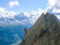 Im Sommer 2018 habe ich das Privileg, mit Bergführer Urs Steiner 4 Tage im Mont Blanc-Gebiet verbringen zu dürfen. Zum Start und als Akklimatisationstour klettern wir eine Mehrseillängenroute in den Aiguilles Rouges (Aiguille de la Glière) oberhalb von Chamonix. Im Hintergrund winkt uns der Mont Blanc zu.