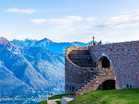 Die Wanderung vom Monte Tamaro zum Monte Lema ist beileibe kein Geheimtipp: Diese beiden Tessiner Berggipfel üben eine Faszination aus, welcher auch wir uns nicht entziehen können. Die Gondelbahn bringt uns von Rivera zur Alpe Foppa (1532 m), deren Wahrzeichen nebst der herrlichen Aussicht die Kapelle "Santa Maria degli Angeli" ist. Stararchitekt Mario Botta hat hier gewirkt. : Tessin