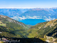 Nach weiteren 100 Höhenmetern stehen wir auf dem Gipfel des Monte Tamaro (1962 m). Der Blick schweift über den Lago Maggiore und das Maggiadelta mit Locarno. : Tessin