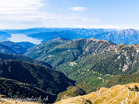 Blick nach Südwesten über den Lago Maggiore bis weit nach Italien. : Tessin