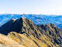 Die Wanderung folgt mehrheitlich einem Gratrücken mit stetem Auf und Ab. Total sind es 960 Höhenmeter Auf- und 930 Meter Abstieg, bei einer Distanz von 13 km. 5 Stunden reine Wanderzeit sollte man einrechnen; mit Pausen (z. B. Kaffeehalt in der Capanna Tamaro) noch etwas mehr... : Tessin