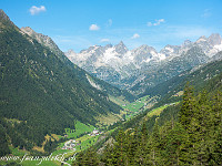 Ein warmer Mitte-August-Tag zieht Gian und mich in die Höhe: Wir nehmen uns den Mutschen vor, ein eher selten besuchter Aussichtsberg (2145 m) hoch über Wassen. Das Auto haben wir in Gurtnellen Wiler parkiert, und wir fahren mit Bus und Postauto weiter nach Husen (Meiental). Diese etwas umständliche Anreise hat den Nachteil, dass wir erst kurz vor 10.00 Uhr abmarschieren können - und die Sonne deshalb schon ordentlich einheizt. : Mutschen