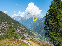 Bald wird der Weg deutlicher und führt weiter nach Schi (1492 m) mit der wehenden Urner Fahne. : Mutschen