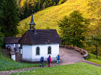 Unsere Napfwanderung beginnen wir in Luthern Bad, bei der kleinen Wallfahrtskapelle. "Nach einem wunderbaren Traum fand Jakob Minder im Jahr 1581 die Badbrünnliquelle. Den einst regen Badebetrieb gibt es nicht mehr - die Heil- und Anziehungskraft des Wassers aber sind geblieben." So die Infotafel beim 2018 erstellten "Arm- und Fussbad" unmittelbar bei der Kapelle. : Luthern Bad, Napf