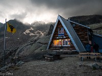 Am Abend zieht ein Gewitter auf; es graupelt, bis die ganze Umgebung weiss ist. Zum Glück sind wir am Schärme! : Nepali Highway, Sidelenhütte