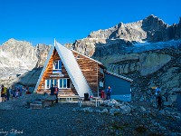 Um 7.45 Uhr  herrscht reger Betrieb bei der Sidelenhütte (2708 m): Einerseits starten die letzten Übernachtungsgäste ihre Touren, anderseits treffen schon die ersten Tagesgäste - Wanderer und Kletterer - ein. : Nepali Highway, Sidelenhütte
