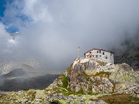Bei der Albert-Heim-Hütte SAC (2543 m) machen wir Kuchen- und Kaffeehalt und wandern weiter via Schafberg zum Tiefenbach, wo mich ein netter Landwirt aus der Ostschweiz auf den Furkapass fährt, um dort unser Auto zu holen. Es war ein perfektes Wanderwochenende mit lieben (ehemaligen) Schulkollegen! : Nepali Highway, Sidelenhütte