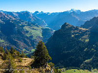 Hinten links Gross und Klein Spannort, rechts der Titlis und Reissend Nollen, davor der Salistock. : Nidwaldner Höhenweg