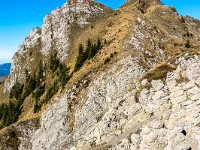 Seilgesichert geht es etwas ausgesetzt in den Schlitz hinunter. : Nidwaldner Höhenweg