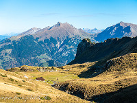 Es folgen Schluchberg, Alp Laucheren (im Bild), Gräfimattstand und Gräfimattnollen. Beim Vorder Rossboden entscheiden wir, den Arvigrat noch anzuhängen. : Nidwaldner Höhenweg