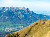 Aussichtskanzel mit Gipfelkreuz beim Arvigrat. : Nidwaldner Höhenweg