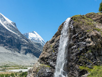 Der Arbenbach stürzt sich in die Tiefe. : Obergabelhorn, Zinalrothorn