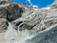 Die Bäche des Arbengletschers versickern im Geröll, und tauchen erst weiter unten wieder auf. Vor einigen Jahren war diese Steilstufe wohl noch mit Gletschereis überzogen. : Obergabelhorn, Zinalrothorn