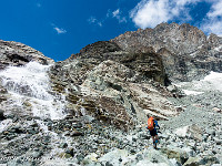 Der Weg wird nun alpiner und über kleinere Felsstufen mit kurzen Kletterpassagen werden die letzten Höhenmeter überwunden. : Obergabelhorn, Zinalrothorn