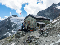 Bald stehen wir vor dem Arbenbiwak auf 3224 m. Das Biwak ist tiptop für 12 Personen eingerichtet, mit Gaskocher, elektrischem Licht und fliessendem Wasser im Brunnen vor dem Hause. : Obergabelhorn, Zinalrothorn