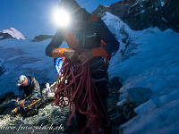 Frühmorgens ziehen wir mit Stirnlampen los, durch Geröll und über Felsstufen erreichen wir etwa auf 3400 m den Arbengletscher, wo wir uns anseilen. : Obergabelhorn, Zinalrothorn